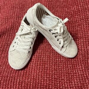 TAOS PLIM SOUL GEO PRINT WHITE MULTI SNEAKER SIZE 9